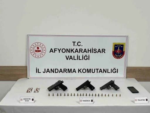 Uyuşturu ve ruhsatsız tabancalarla yakalanan şahıs tutuklandı
