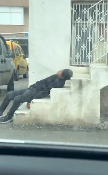 Uyuşturucu bağımlısı merdivenlerde sızıp kaldı
