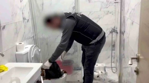 Uyuşturucu baskını film sahnelerini aratmadı: Klozete döktüler, saklamaya çalıştılar
