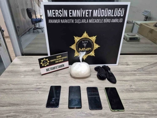 Uyuşturucu ele geçirilen araçtaki biri eski avukat 3 şüpheli tutuklandı
