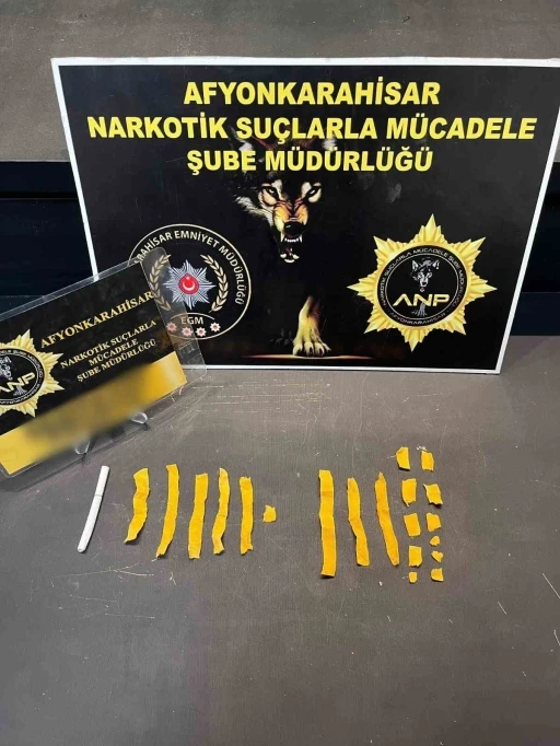 Uyuşturucu emdirilmiş pe&ccedil;eteyle yakalanan 2 kişi g&ouml;zaltına alındı
