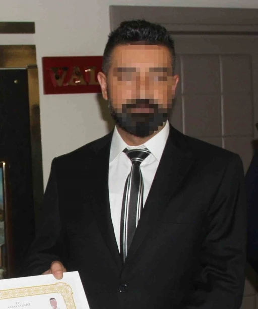 Uyuşturucu kuryesi &ccedil;ıkan &ouml;d&uuml;ll&uuml; polise 26, savcıya 6 yıl hapis cezası verildi
