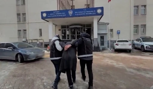 &rsquo;Uyuşturucu madde ticareti yapmak&rsquo; su&ccedil;undan aranan şahıs yakalandı
