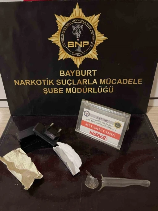 Uyuşturucu maddeyi şarj adaptörüne saklayan şüpheli yakalandı
