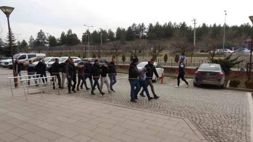 Uyuşturucu operasyonda g&ouml;zaltına alınan ş&uuml;phelilerden 3&rsquo;&uuml; tutuklandı
