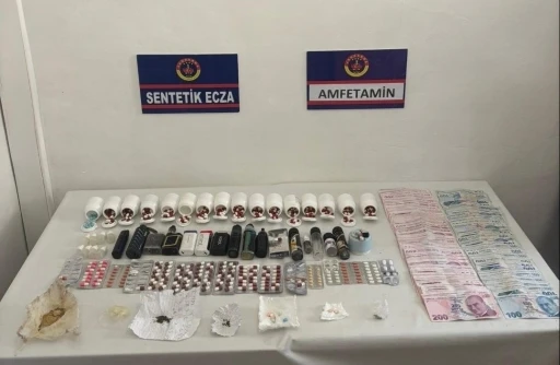 Uyuşturucu operasyonunda yüklü miktarda hap ve nakit para ele geçirildi
