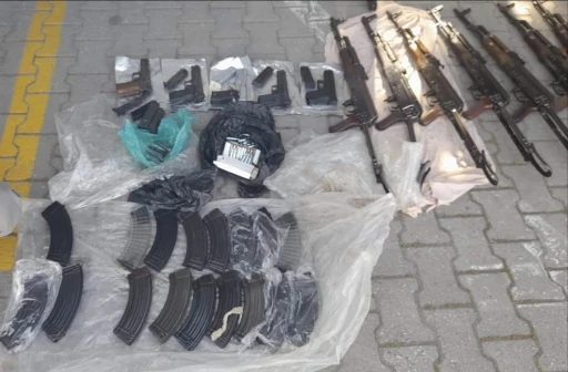 Uyuşturucu sandılar, silah deposu çıktı: Otomobili kullanan şoför polisti
