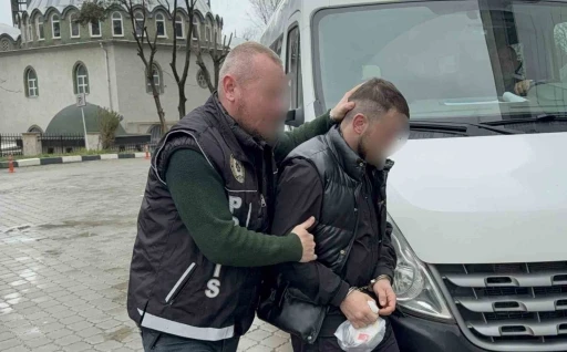 Uyuşturucu satarken su&ccedil;&uuml;st&uuml; yakalandı
