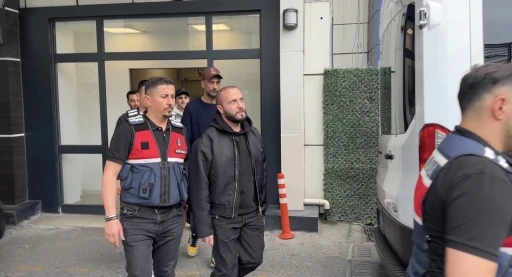 Uyuşturucu soruşturmasında g&ouml;zaltına alınan &uuml;nl&uuml;ler sağlık kontrol&uuml;nden ge&ccedil;irildi
