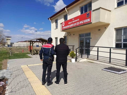 Uyuşturucu suçundan aranan şahsı jandarma yakaladı
