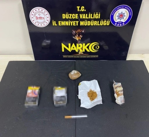 Uyuşturucu taciri k&ouml;ydeki evinde su&ccedil;&uuml;st&uuml; yakalandı
