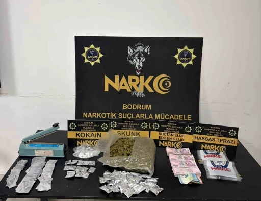 Uyuşturucu tacirlerine ağır darbe: 900 gram skunk, kokain ve pres makinesi ele ge&ccedil;irildi
