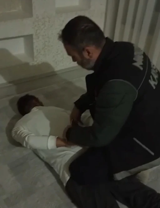 Uyuşturucu tacirlerine eş zamanlı operasyon: 6 g&ouml;zaltı
