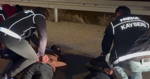 Uyuşturucu tacirlerinin aracından 1 kilo uyuşturucu çıktı
