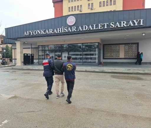 Uyuşturucu ticareti suçundan aranan şahsı JASAT yakaladı
