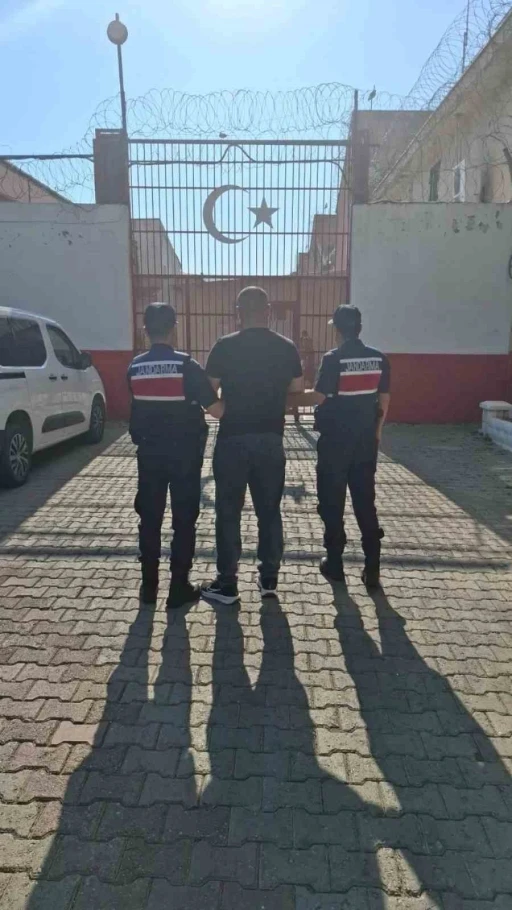 Uyuşturucu ve hırsızlık su&ccedil;larından aranan 2 h&uuml;k&uuml;ml&uuml; yakalandı
