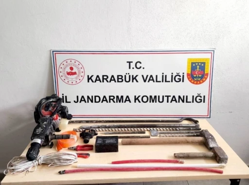 Uyuşturucu ve ka&ccedil;ak kazı operasyonunda 5 ş&uuml;pheli yakalandı
