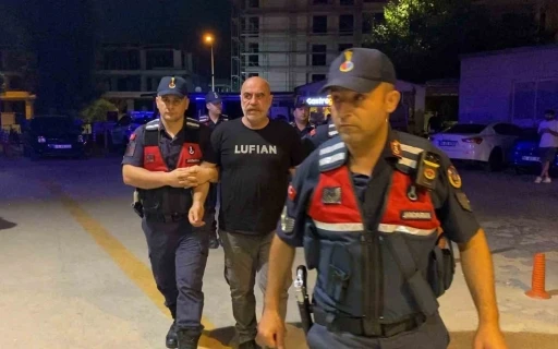 Uyuşturucudan g&ouml;zaltına alınan Ezel Akay&rsquo;ın kenevir tarlasına &ccedil;evirdiği evinden şok g&ouml;r&uuml;nt&uuml;ler

