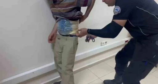 Uyuşturucuyu bantla beline ve bacaklarına saran zehir taciri hayrete d&uuml;ş&uuml;rd&uuml;
