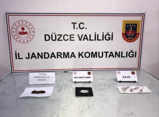 Uyuşturucuyu elleriyle jandarmaya teslim etti
