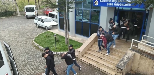 Uyuşturucuyu patiğe sakladılar: 5 kişi tutuklandı
