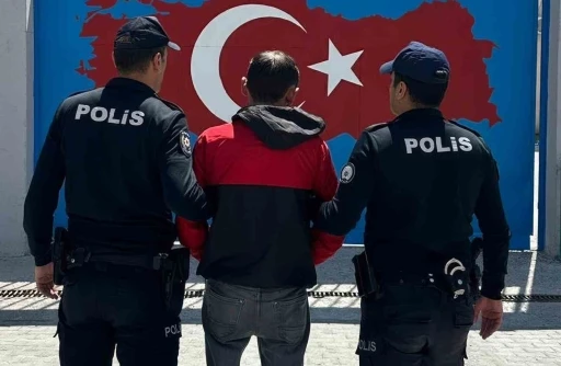 Uyuşturucuyu pe&ccedil;eteye emdirip satıyordu, polis operasyonuyla yakalandı
