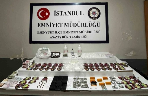 Uyuşturucuyu teybin arkasındaki d&uuml;zenekte zulalamışlar
