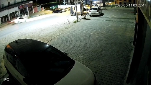 Uyuyakalan s&uuml;r&uuml;c&uuml; park halindeki ara&ccedil;lara daldı

