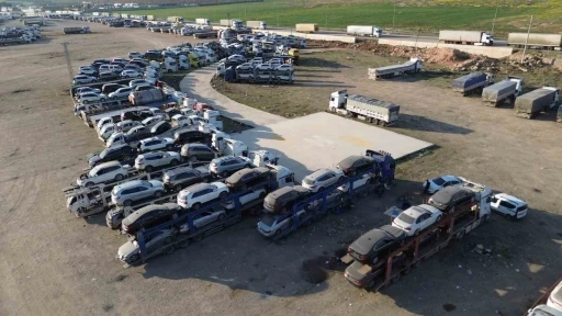 Uzak Doğu’dan getirilen yüzlerce ikinci el araç tırlarla Suriye’ye taşınıyor
