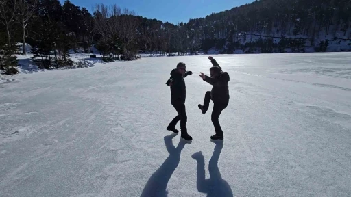&Uuml;zerinde &ccedil;&ouml;kertme oynadığı, buzu kesip suya girdi
