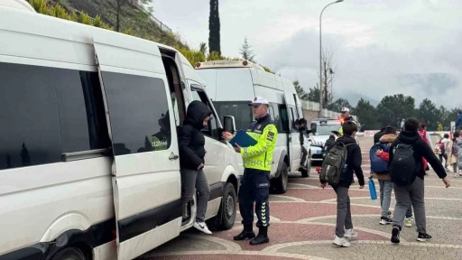 &Uuml;zerinde &rsquo;Okul Taşıtı&rsquo; yazısı olmayan servis aracına 2 bin 719 TL ceza
