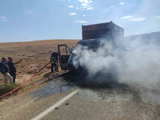 Üzerinde traktör römorku bulunan kurtarıcı kamyonet yandı
