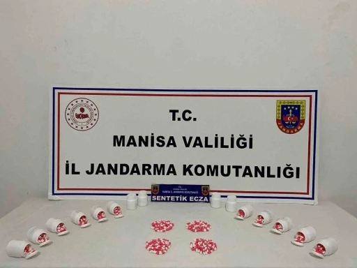 Üzerinde yüzlerce sentetik ecza hapı ele geçirildi
