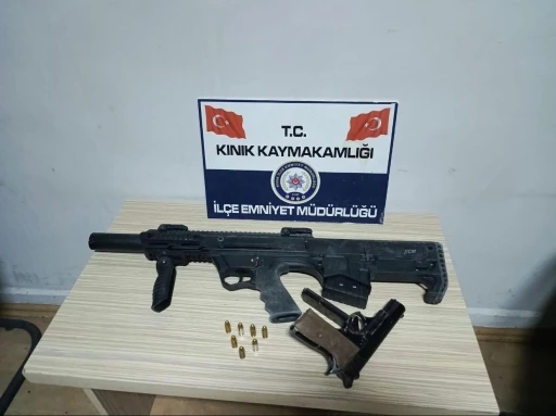 Üzerindeki mermiler ele verdi, evinden ruhsatsız silah ve tüfek çıktı
