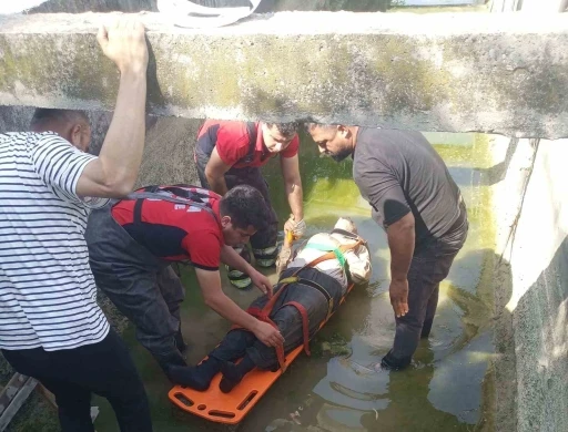 Üzerinden geçmeye çalıştığı sulama kanalına düşen şahsın ayağı kırıldı
