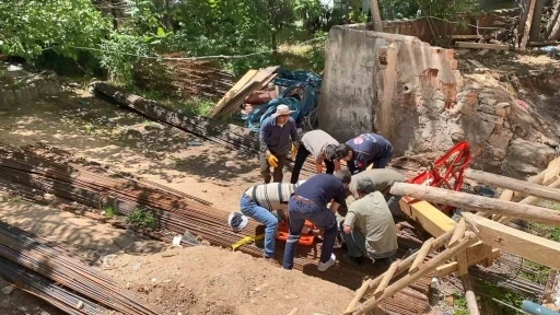 &Uuml;zerine inşaat asans&ouml;r&uuml; d&uuml;şen iş&ccedil;i ağır yaralandı
