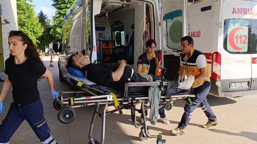 &Uuml;zerine iş makinesi devrilen iş&ccedil;i yaralandı
