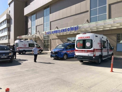 Üzerlerine taş düşen 2 işçi yaralandı
