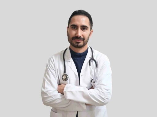 Uzm. Dr. Emin Cecen hasta kabul&uuml;ne başladı
