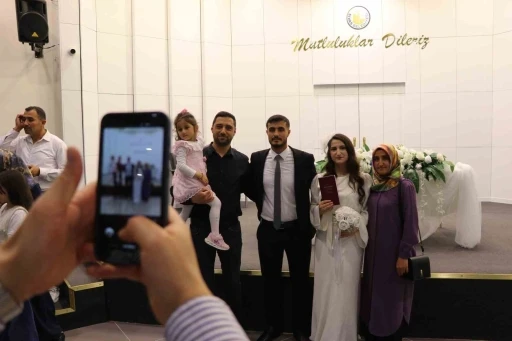 Uzmanı a&ccedil;ıkladı: "Eğitim ve kariyer planları evlilik yaşını artırdı, kredi yaşı 35 olabilir"
