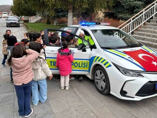 &Uuml;z&uuml;ml&uuml;&rsquo;de anaokulu &ouml;ğrencilerinden emniyete ziyaret
