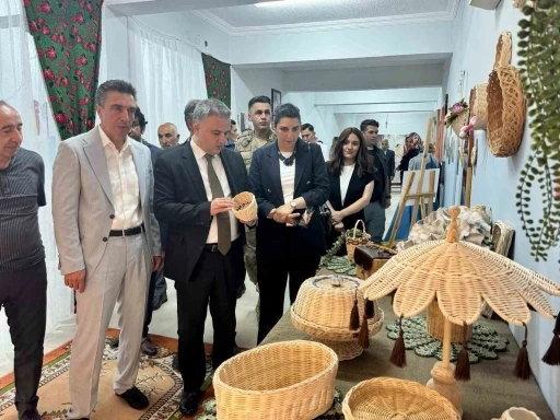 &Uuml;z&uuml;ml&uuml;&rsquo;de Halk Eğitim kursiyerlerinin el emeği eserleri sergilendi
