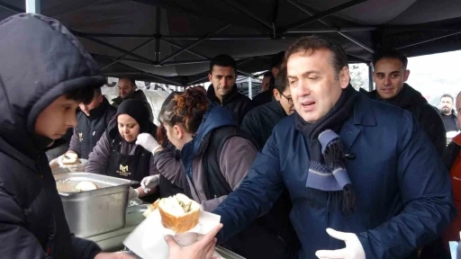 Uzun kuyrukların oluştuğu festivalde 2 ton 11 kilogram hamsi dağıtıldı
