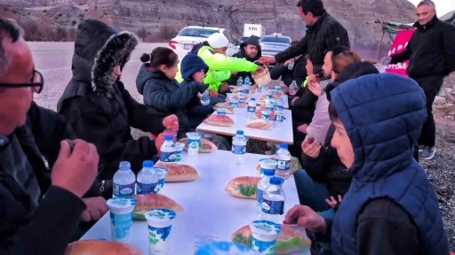 Uzundere&rsquo;de "yolda iftar" geleneği: &Ouml;ğrenciler ve &ouml;ğretmenler yoldan ge&ccedil;en s&uuml;r&uuml;c&uuml;lere iftarlık dağıttı
