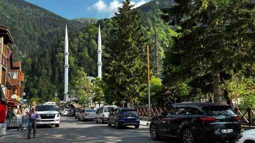 Uzungöl’de bayram yoğunluğu: Binlerce turist akın etti
