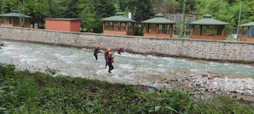 Uzungöl’de dereye düşüp kaybolan Suudi Arabistan uyruklu çocuğu arama çalışmaları sürüyor

