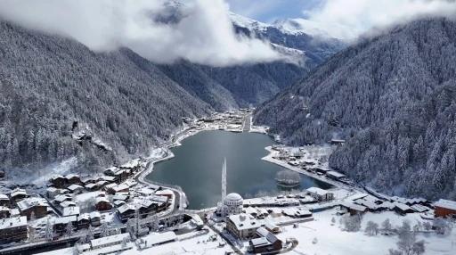Uzungöl nisan ayında karla kaplandı
