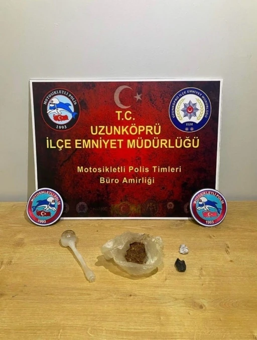 Uzunk&ouml;pr&uuml;&rsquo;de ş&uuml;pheli ara&ccedil;tan uyuşturucu &ccedil;ıktı
