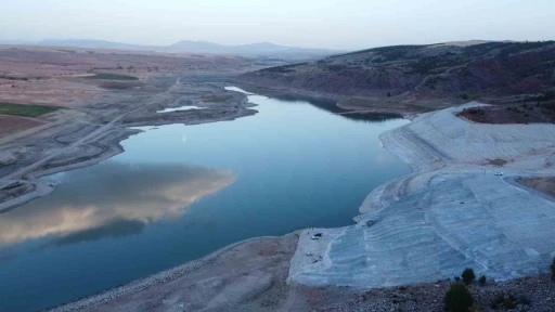 Uzunlu Barajı&rsquo;nda su seviyesindeki değişim dronla g&ouml;r&uuml;nt&uuml;lendi

