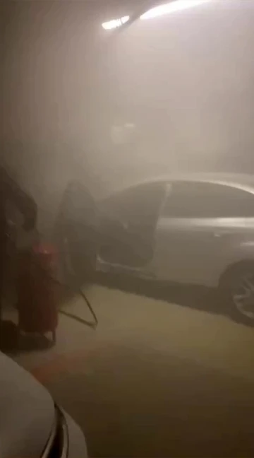 Vadi İstanbul AVM’nin otoparkında araç yangını
